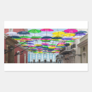 Sticker Rectangulaire Parapluies au-dessus des rues et du manoir San Jua