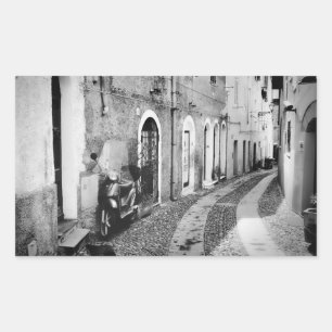 Sticker Rectangulaire Scooter dans une rue en Italie en noir et blanc