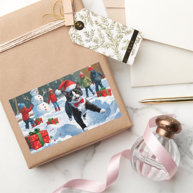Sticker Rectangulaire Tuxedo Chat coule en neige avec Casquette de Noël (Cadeaux)