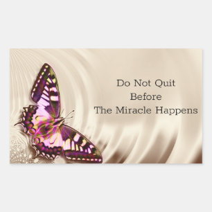 Sticker Rectangulaire Un papillon rose sur un arrière - plan satiné crèm