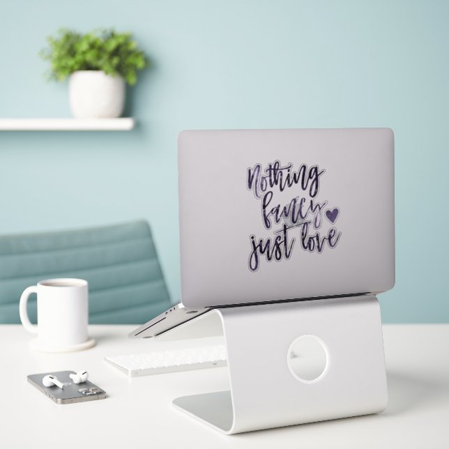 Sticker Rien De Fancy Juste Amour | Moody Midnight Indigo (Ordinateur portable sur le bureau)