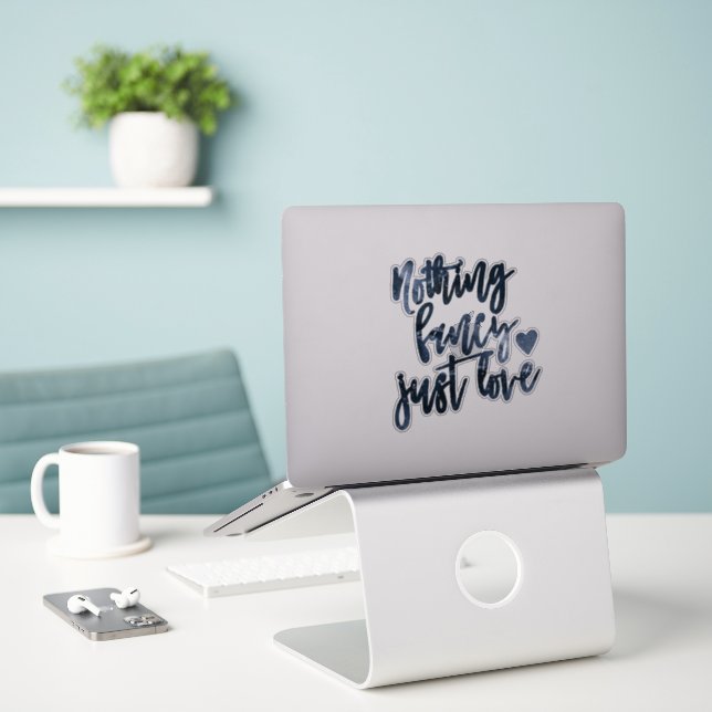 Sticker Rien De Fancy Juste Amour | Moody Navy Blue Mariag (Ordinateur portable sur le bureau)