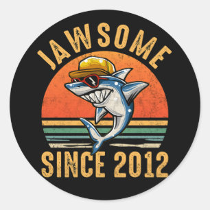 Sticker Rond 10e anniversaire Requin 10 ans Jawsome depuis 2012