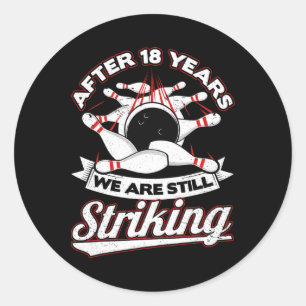 Sticker Rond 18e anniversaire du Mariage Bowling Striking 18 an