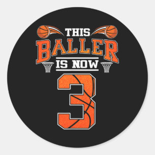 Sticker Rond 3e anniversaire Basketball Ce Baller est maintenan
