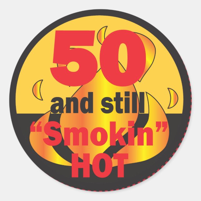 Sticker Rond 50 et toujours fumé chaud | 50e anniversaire (Devant)