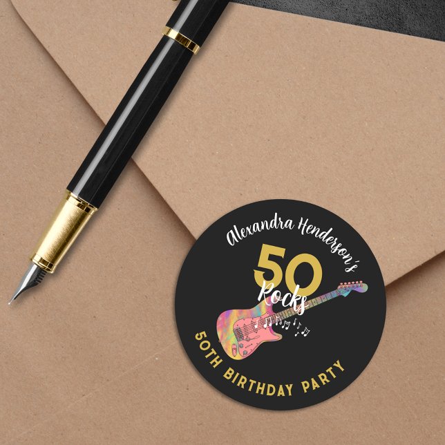 Sticker Rond 50 Roches Guitare rose 50e Anniversaire de la fête (50 Rocks cool pink guitar black and gold custom 50th birthday party sticker)