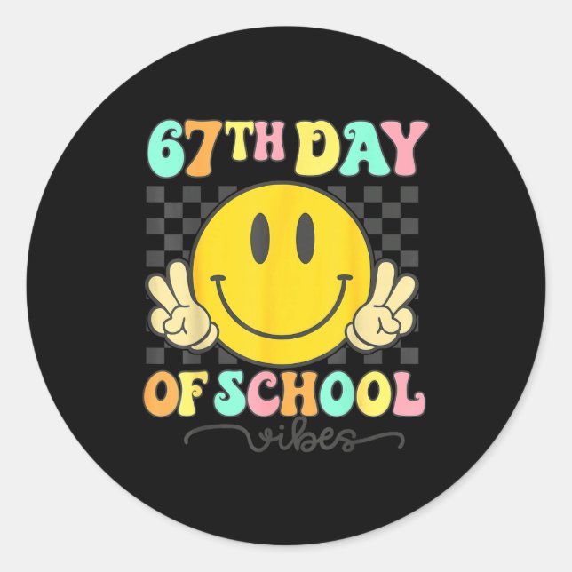 Sticker Rond 67th Day Of School Vibes Groovy Smile Face 67 Six  (Devant)