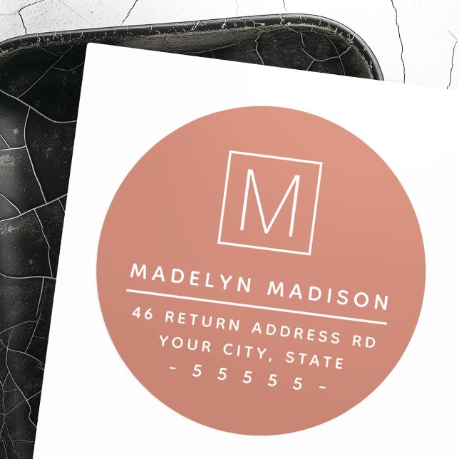 Sticker Rond Adresse de retour marron monogramme moderne en ter (Modern monogram terracotta brown return address classic round sticker)