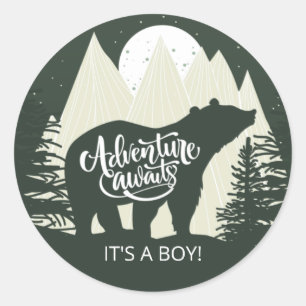 Sticker Rond Adventure Await Bear C'est un garçon