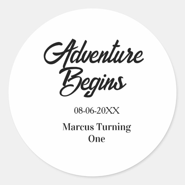 Sticker Rond Adventure begins 1st birthday name date simple min (Devant)
