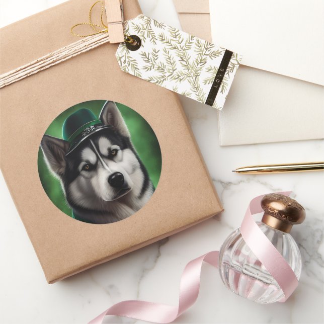 Sticker Rond Alaskan Malamute chien en robe de fête St. Patrick (Cadeaux)