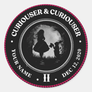Sticker Rond Alice au pays des merveilles, Curiouser, médaillon