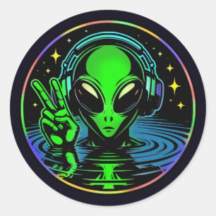 Sticker Rond Alien dans les casques donnant un signe de paix