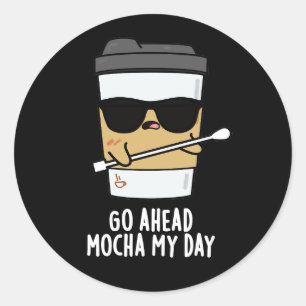 Sticker Rond Aller devant Mocha Ma journée Funny Coffee Pun Dar