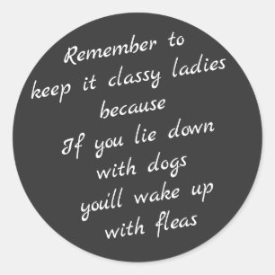 Sticker Rond Allongez-vous avec des chiens, réveillez-vous avec