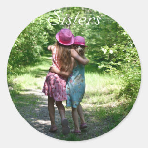 Sticker Rond Amitié des soeurs dans le pays rustique du printem