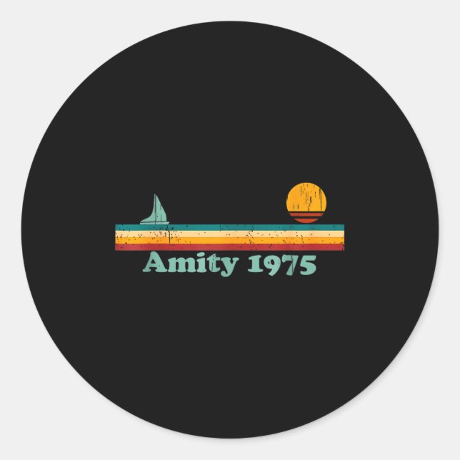 Sticker Rond Amity 1975 Retro Sailboat And Sunset Design Idea  (Devant)