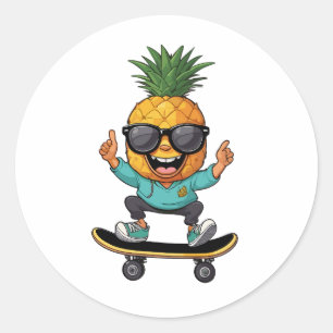 Sticker Rond Ananas avec lunettes de soleil sur skateboard