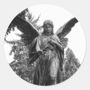 Sticker Rond Ange Avec Ailes Étalées Tenant Une Fleur