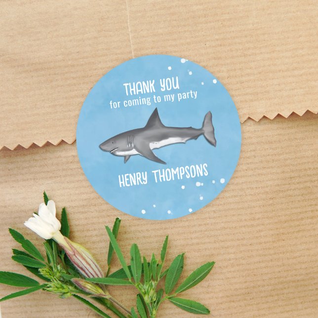 Sticker Rond Anniversaire Fun Whimsical Sharks mignon Merci (Créateur téléchargé)