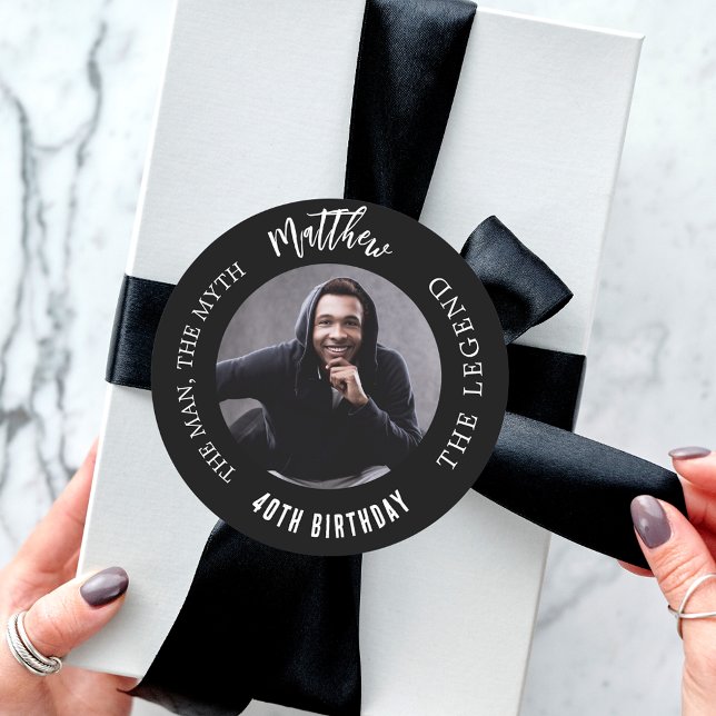 Sticker Rond Anniversaire noir blanc photo homme mythe légende (Créateur téléchargé)