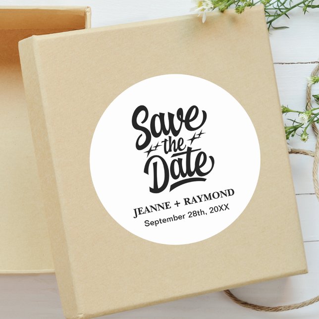 Sticker Rond Annonce de mariage personnalisée moderne pour sauv (Modern save the date sticker adds personalized charm to elegant wedding invitation mailings.)