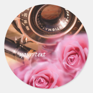 Sticker Rond Appareil-photo vintage unique avec les roses roses