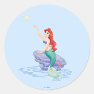 Sticker Rond Ariel assis sur le rocher