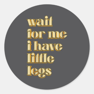 Sticker Rond Attendez-moi les femmes j'ai des petites jambes Di