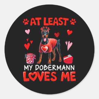 Sticker Rond Au moins mon Dobermann m'aimant la Saint-Valentin 