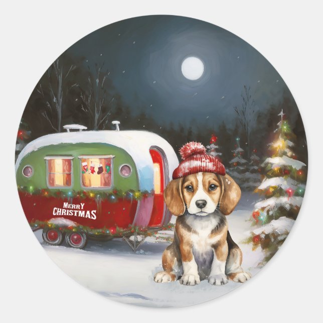 Sticker Rond Aventure de Noël de la caravane du Beagle d'hiver  (Devant)
