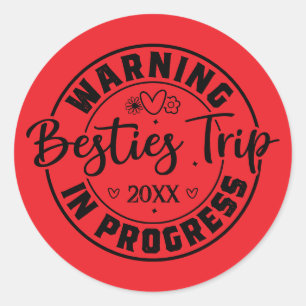 Sticker Rond Avertissement Besties Voyage en cours Noir sur Rou