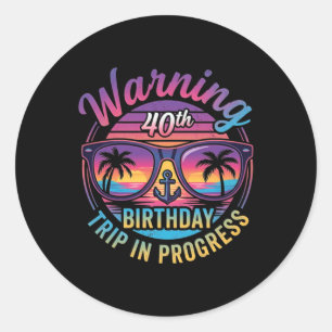 Sticker Rond Avertissement Voyage pour les 40 ans en cours Drôl