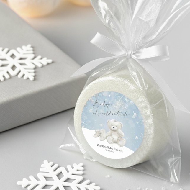 Sticker Rond Baby, It's Cold Outside Teddy Bear Snowy Accent (Créateur téléchargé)