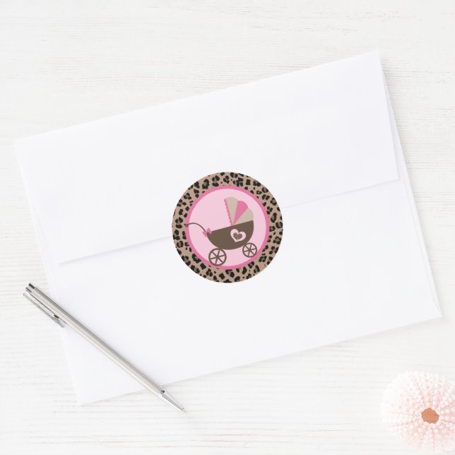 Sticker Rond Baby Shower Carrosse Rose et Léopard (Enveloppe)