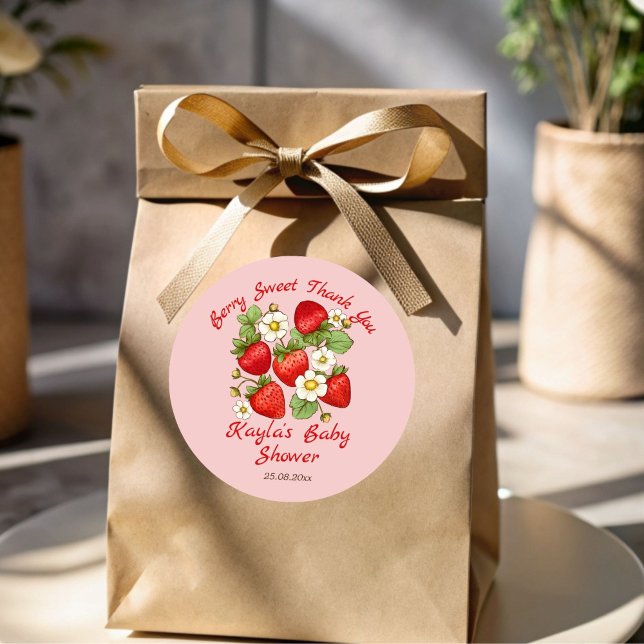 Sticker Rond Baby shower de fraise Berry sucrée en faveur (Berry sweet strawberry baby shower thank you favor stickers baby shower favors)
