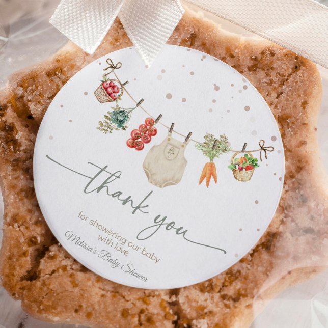 Sticker Rond Baby shower de Merci de  cultivé localement (Locally Grown farmers market baby shower thank you sticker with rustic produce illustrations and war)