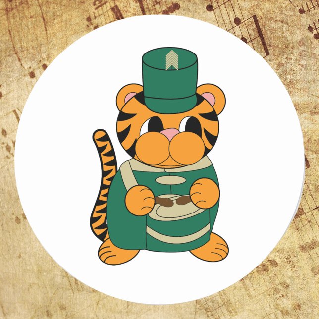 Sticker Rond Bande de Marquage Tigre de Tambour Vert et Or (A sticker of a tiger wearing a green and gold marching band uniform while playing the drums)