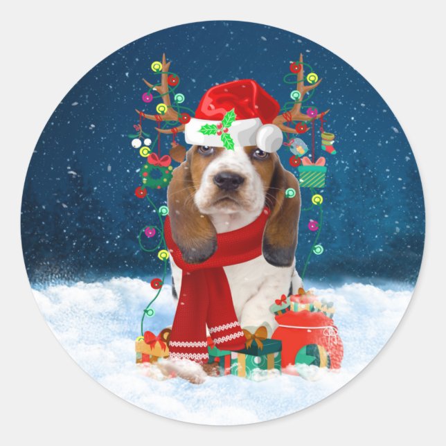 Sticker Rond Basset Hound Dog en neige avec cadeaux de Noël (Devant)