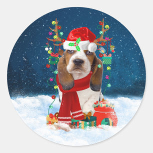 Sticker Rond Basset Hound Dog en neige avec cadeaux de Noël