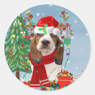 Sticker Rond Basset Hound Dog en neige avec cadeaux de Noël
