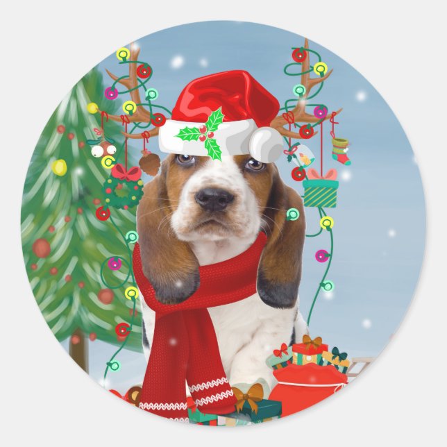 Sticker Rond Basset Hound Dog en neige avec cadeaux de Noël (Devant)