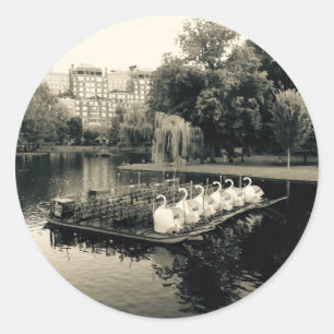 Sticker Rond Bateaux cygnes de Boston en noir et blanc