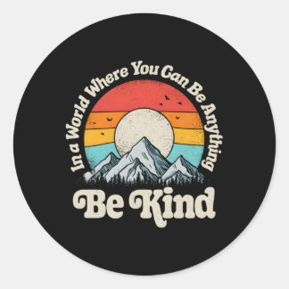 Sticker Rond Be enfant In A World Where You Can Be Anything Kin