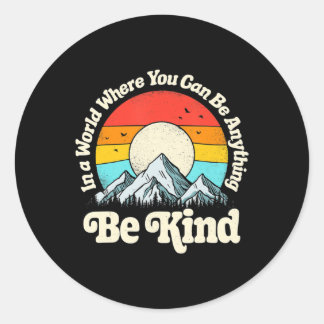 Sticker Rond Be enfant In A World Where You Can Be Anything Uni