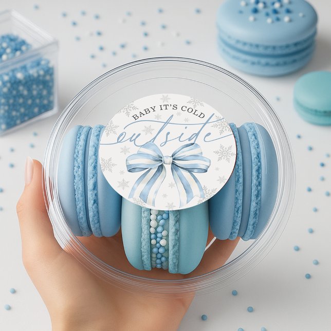 Sticker Rond Bébé Il fait froid dehors Bleu Bow hiver Bébé (Baby It’s Cold Outside Blue Bow Winter Baby Classic Round Sticker. #winterbabyshower
)