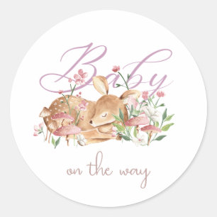 Sticker Rond Bébé mignon Dormir dans le jardin boisé