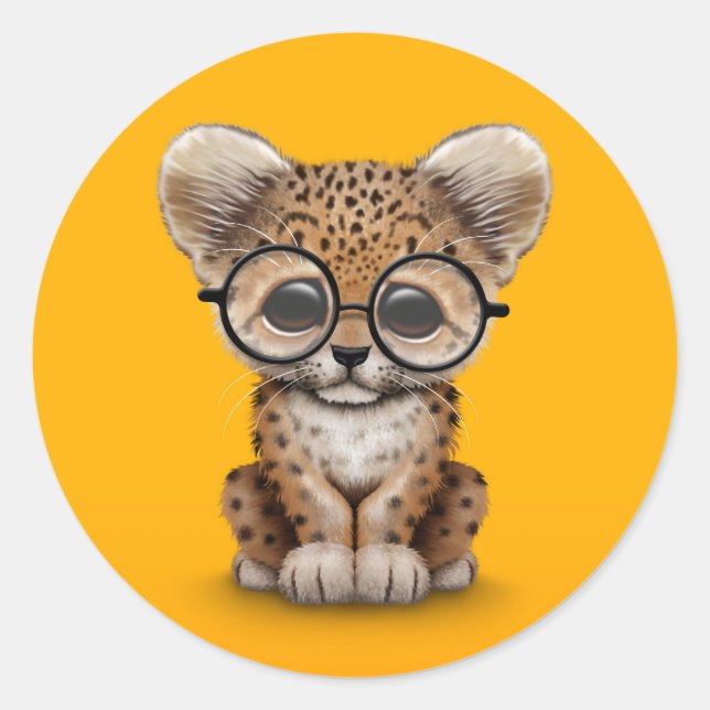 Sticker Rond Bébé mignon Leopard Cub Portant des lunettes sur J (Devant)
