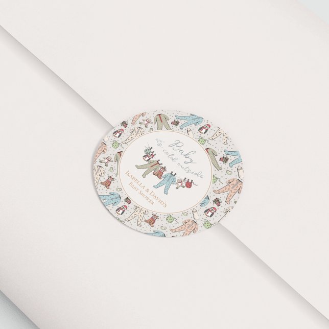 Sticker Rond Bébé son Baby shower froid à l'extérieur de l'hive (Ivory Christmas Baby Shower Sticker. Holiday Pattern of Baby Pajama, Penguin, Reindeer & Teddy Bear)